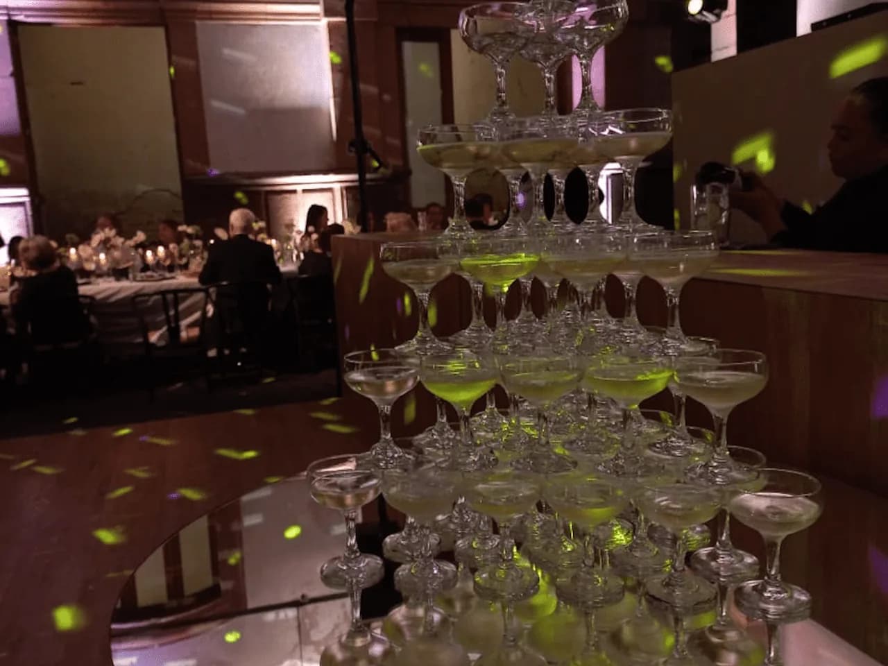 Pirámide de copas de champagne para eventos