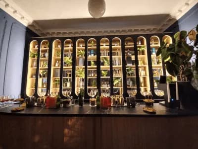 Mixólogo experto en acción